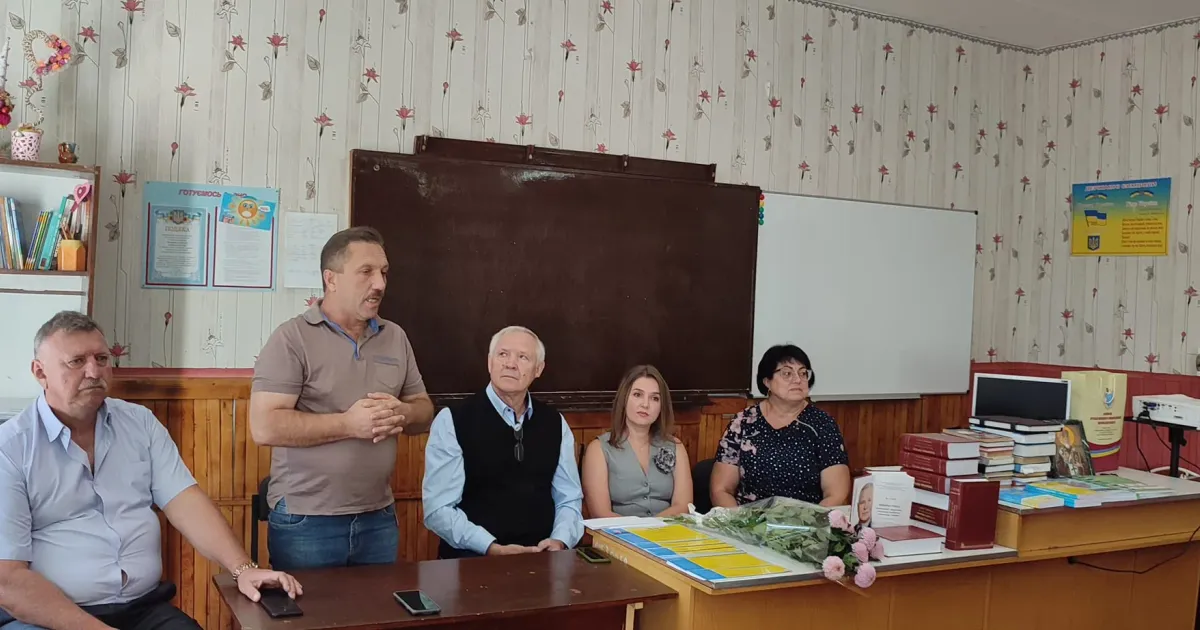 Наш земляк вручив стипендії та презентував свою книгу.