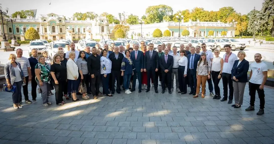 Фото: moz.gov.ua Для медзакладів Харківщини передали 13 позашляховиків на порталі Gromada Group