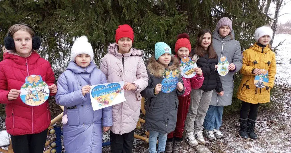 На фото: учні 5 класу КЗ "Катеринівський ліцей". Автор світлини: Юлія Скопецька. Школярі Сахновщинської громади підтримали обласний флешмоб на порталі Gromada Group