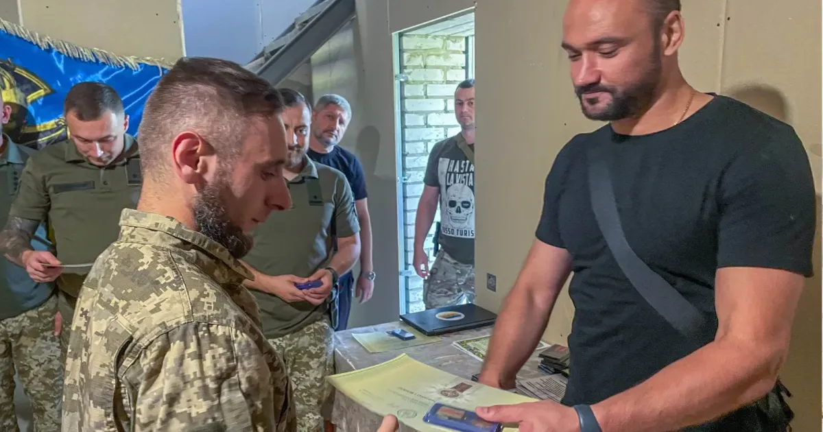 Джерело: Служба зв’язків з громадськістю Харківського ОТЦК та СП Захисник із Красноградщини нагороджений Відзнакою Президента України «За Оборону України» на порталі Gromada Group