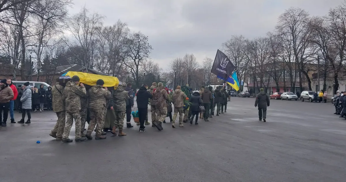 Сахновщина, центральний майдан. Прощання з Олексієм Дзюбкою/ 22.12.2023 р. Сьогодні в рідній Сахновщині на Харківщині попрощалися з нашим взводним Серпнем, Олексієм Дзюбкою.
