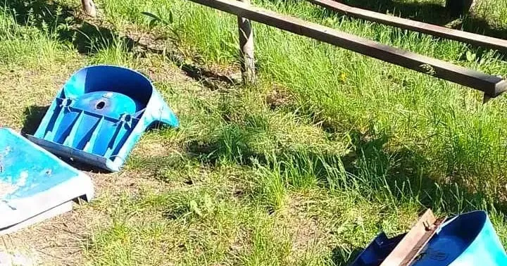 Фото: Вадим Мідний Як у Сахновщині на стадіоні проводять дозвілля малолітні вандали на порталі Gromada Group